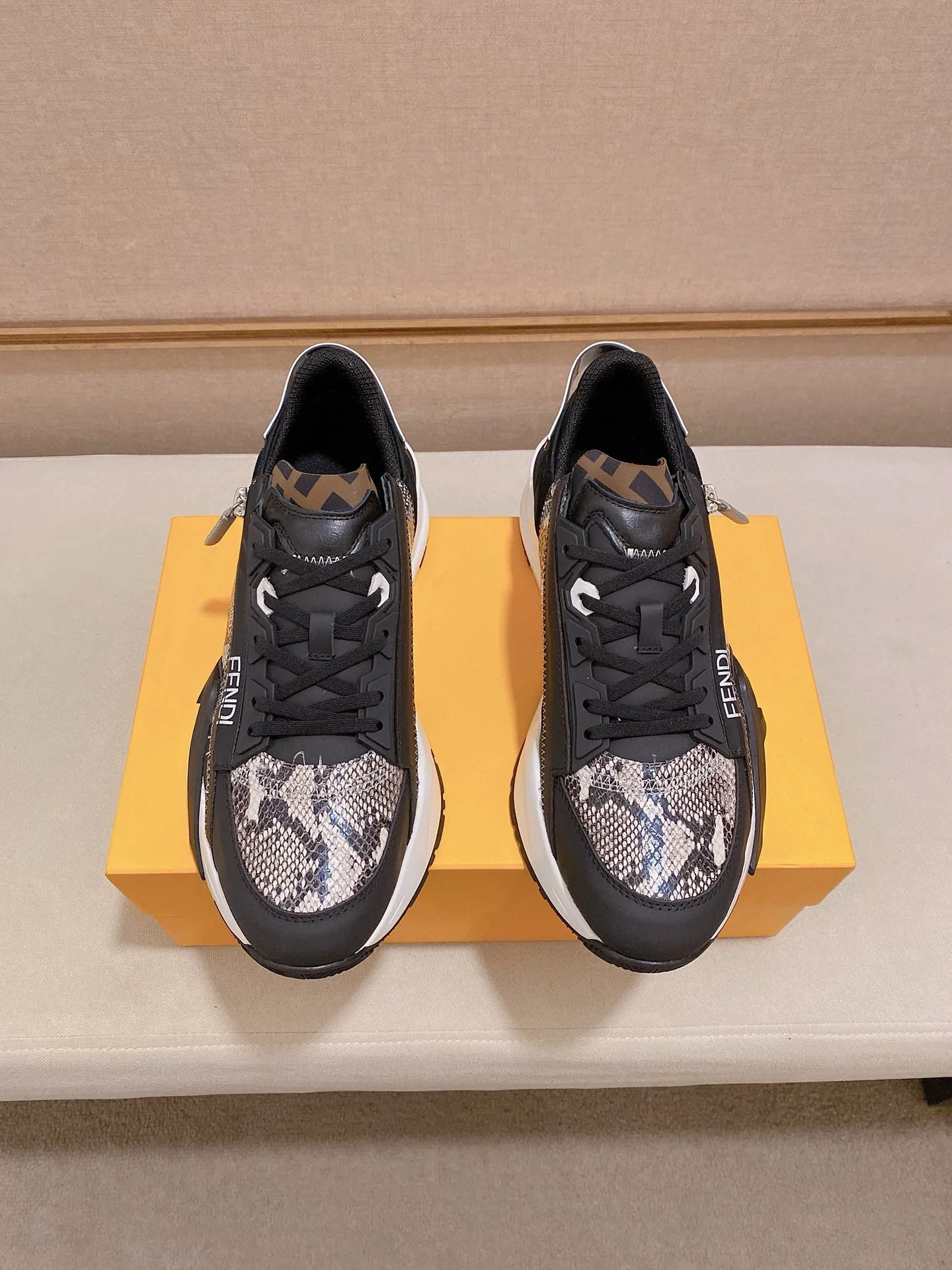 Men's shoes💰: 540💰(Higher version) [Fendi] Fendi's latest casual shoes for men! Available at counters simultaneously! A one-to-one replica of the original. The surface is made entirely of imported first-layer calfskin with crocodile pattern, the interior is made of first-layer water-dyed cowhide, and the original factory-supplied rubber outsole. Leading new fashion concepts. Matching code: 38-44 (45 can be customized)